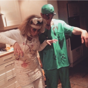 Eu e minha esposa durante nosso primeiro Halloween na Irlanda (2016).